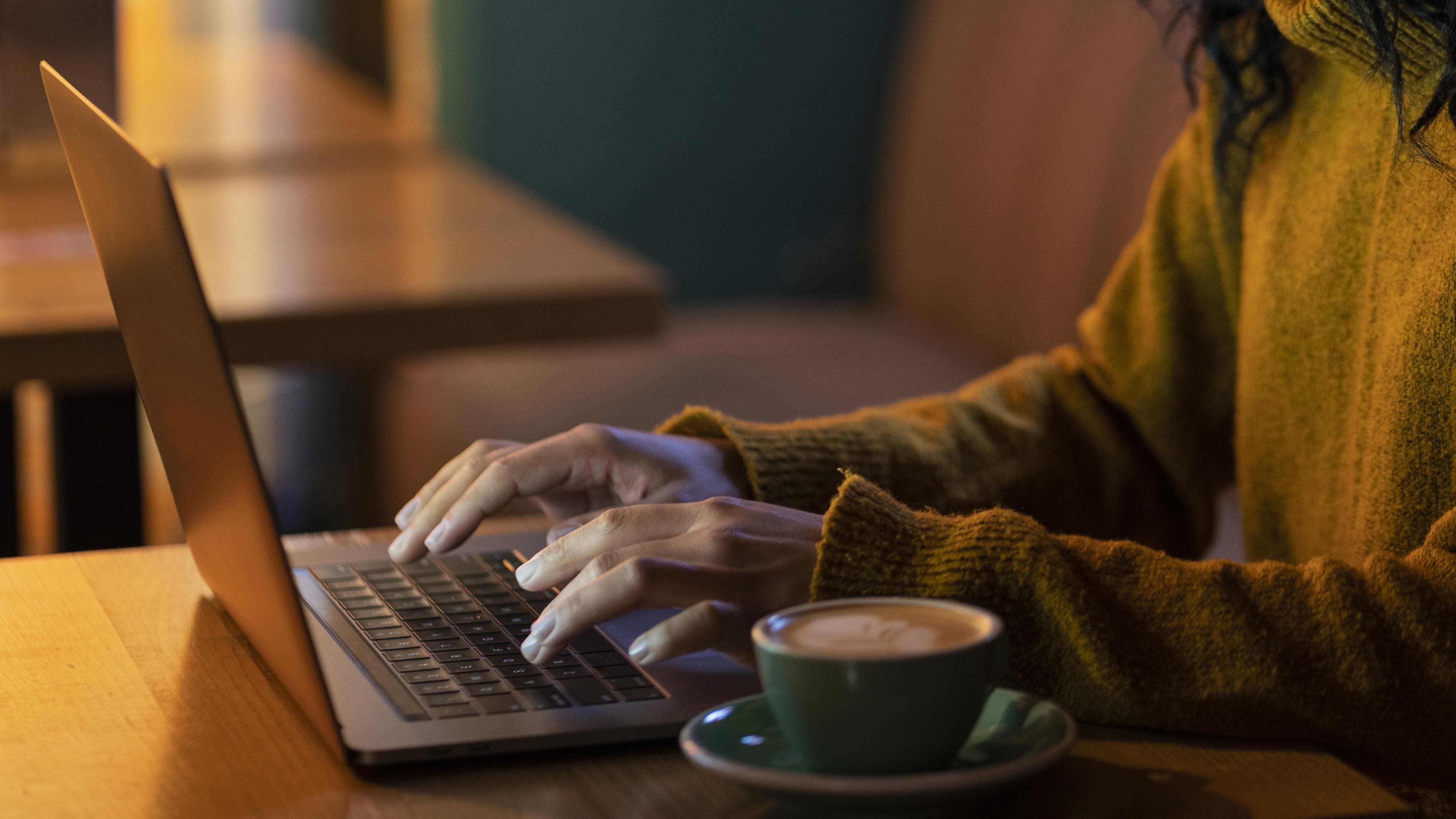 Escrever com IA sem perder qualidade no texto SEO em 2026